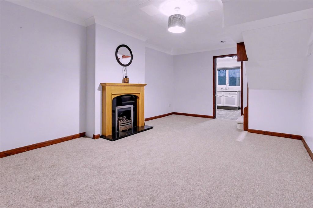 Property photo 3 of 14 Lounge