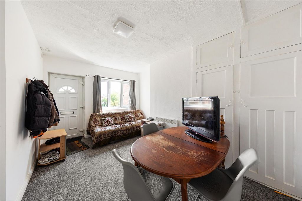 Property photo 2 of 13 Chessington Mansions, E11