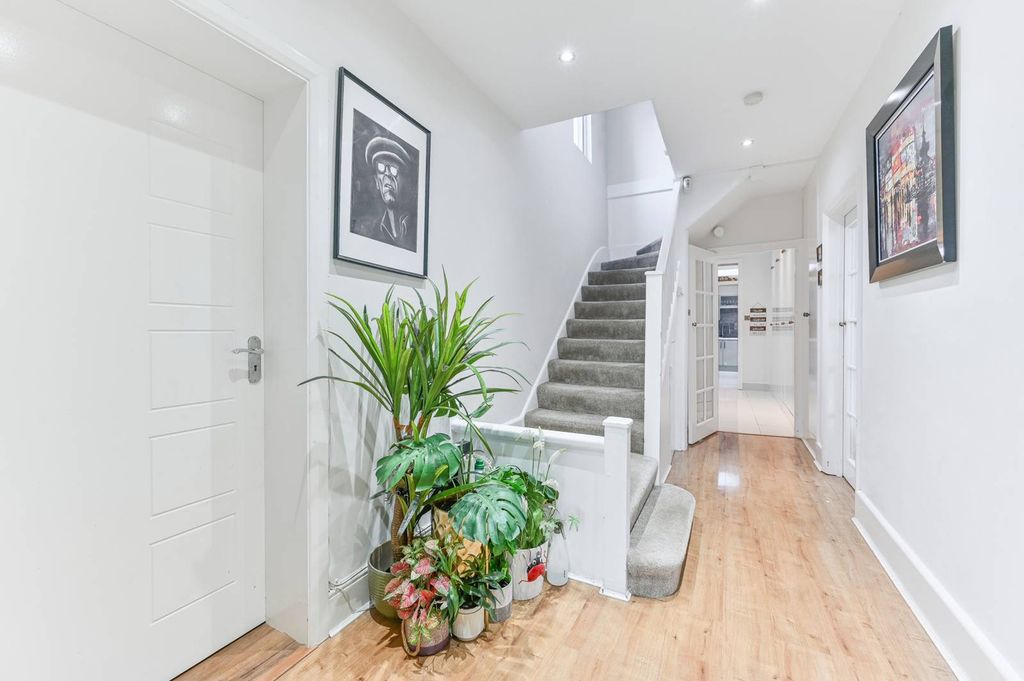 Property photo 3 of 27