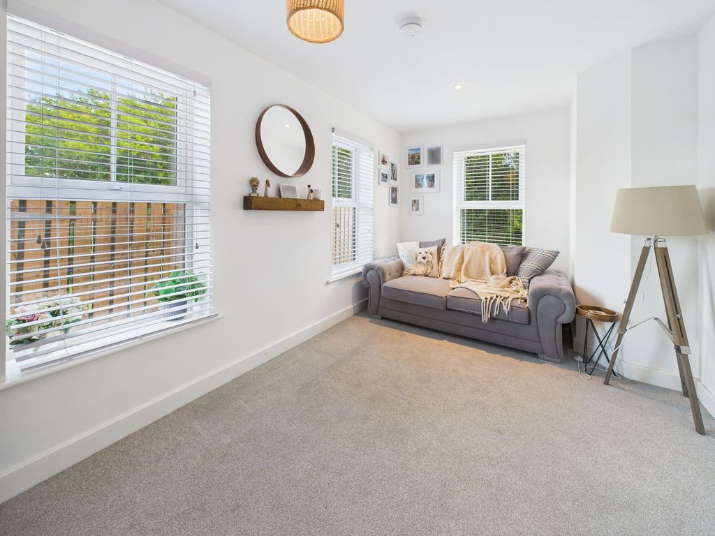 Property photo 3 of 14 Lounge