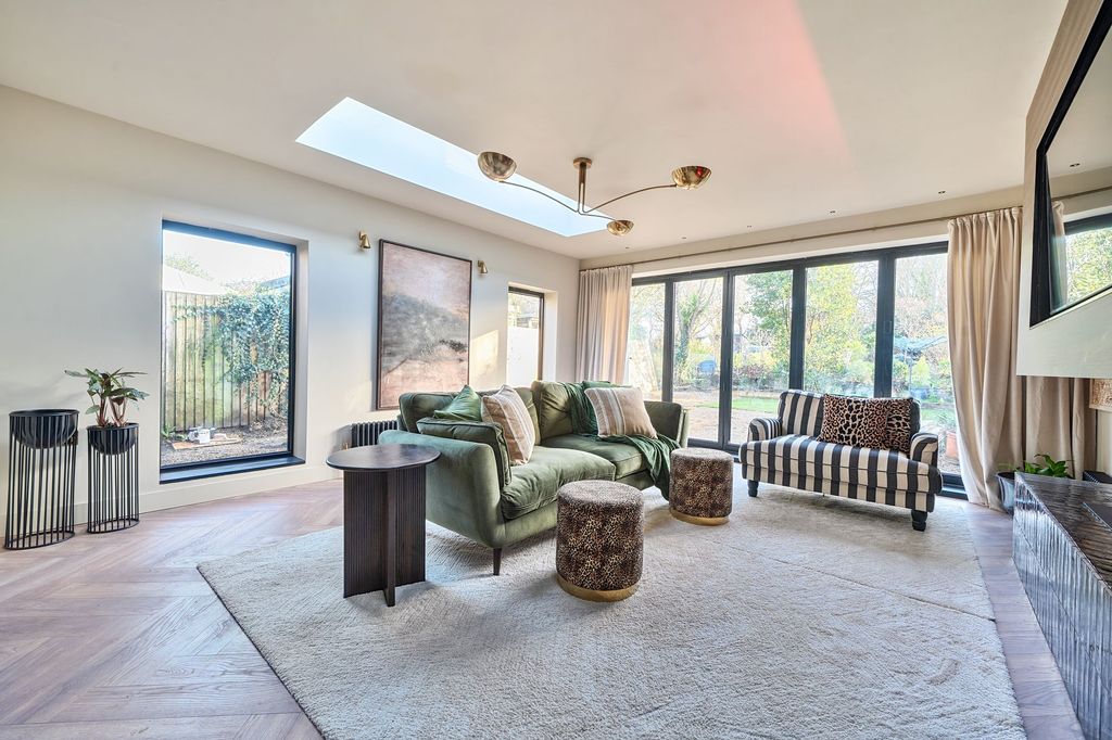 Property photo 1 of 16 Lounge