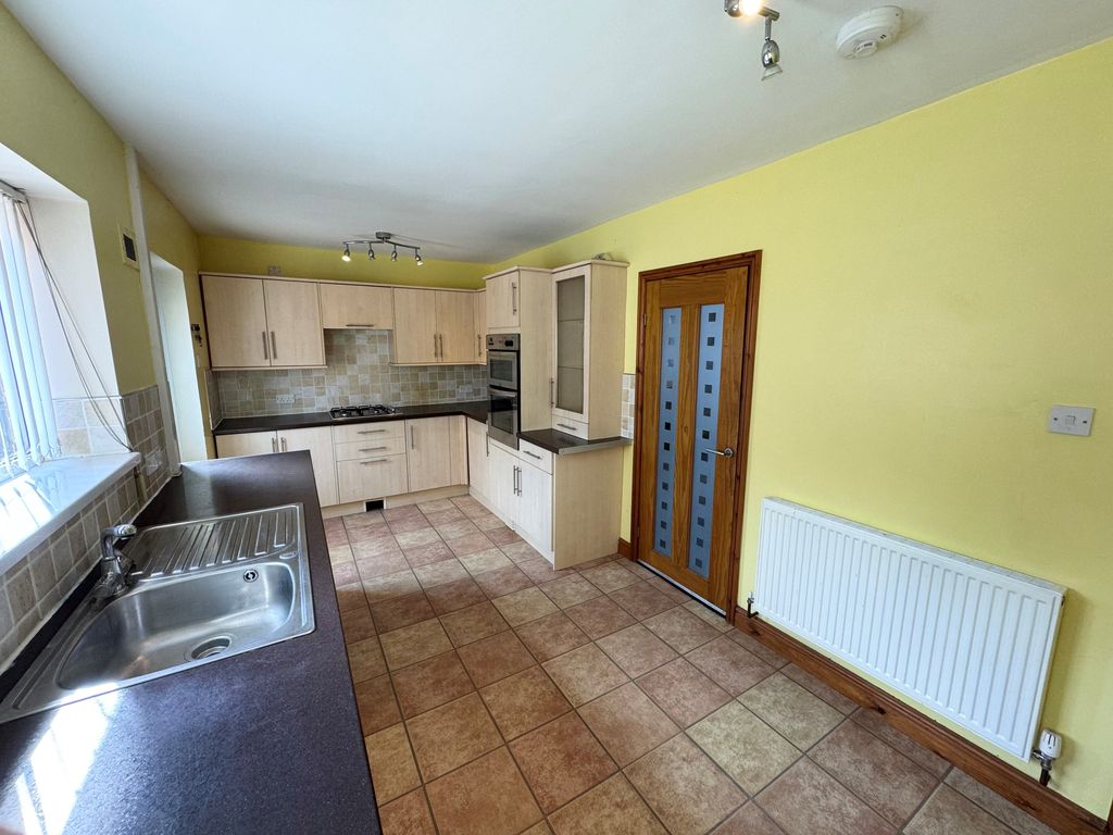 Property photo 3 of 8 Kitchen