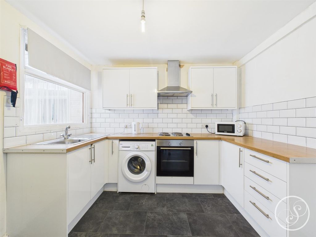 Property photo 2 of 11 Kitchen