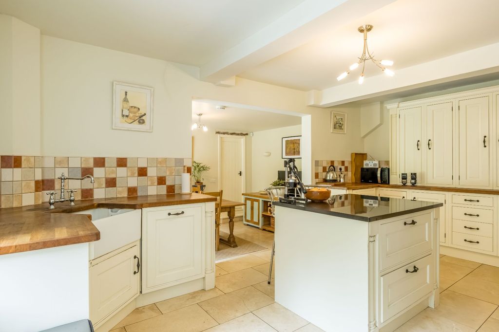 Property photo 2 of 41 Breakfast Kitchen