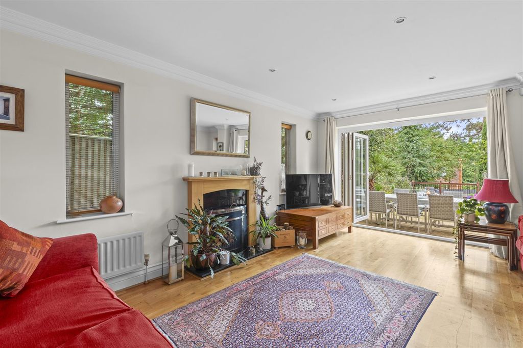 Property photo 3 of 24 28 De Havilland Drive, Hp15 7Fp-10.Jpg