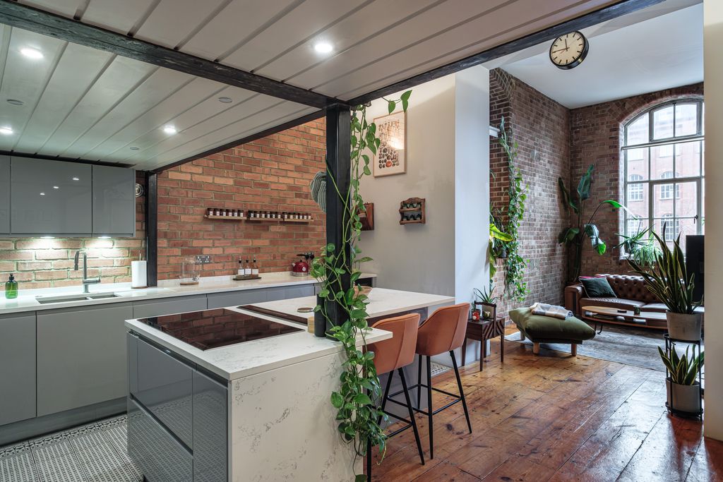 Property photo 1 of 40 Manhattan-Building-1 (17).Jpg