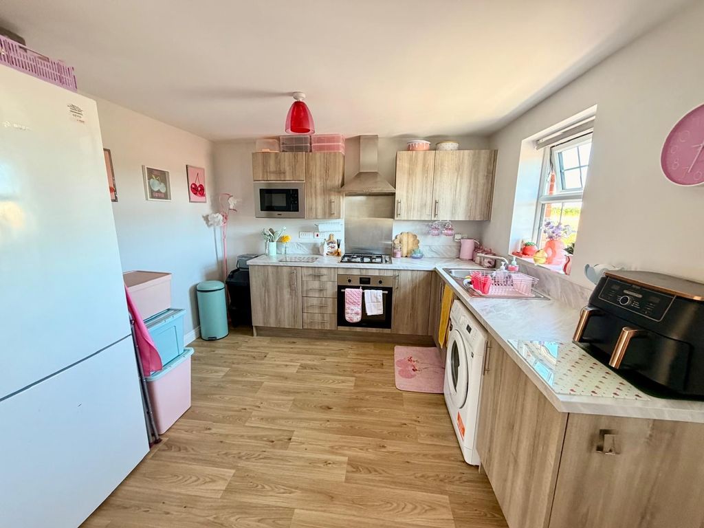 Property photo 2 of 7 Kitchen
