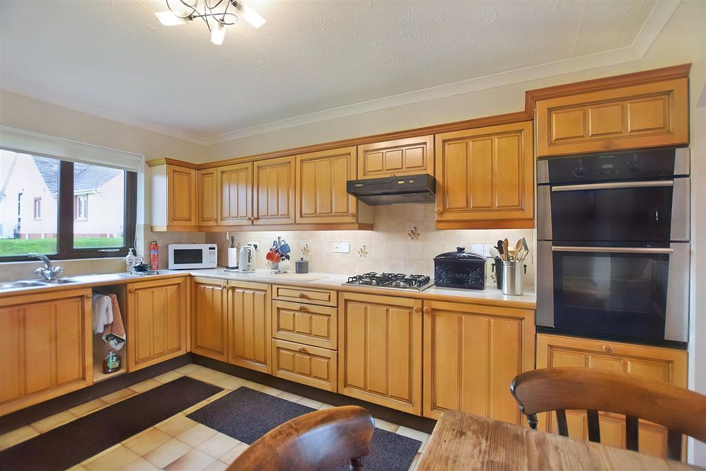 Property photo 2 of 25 Kitchen