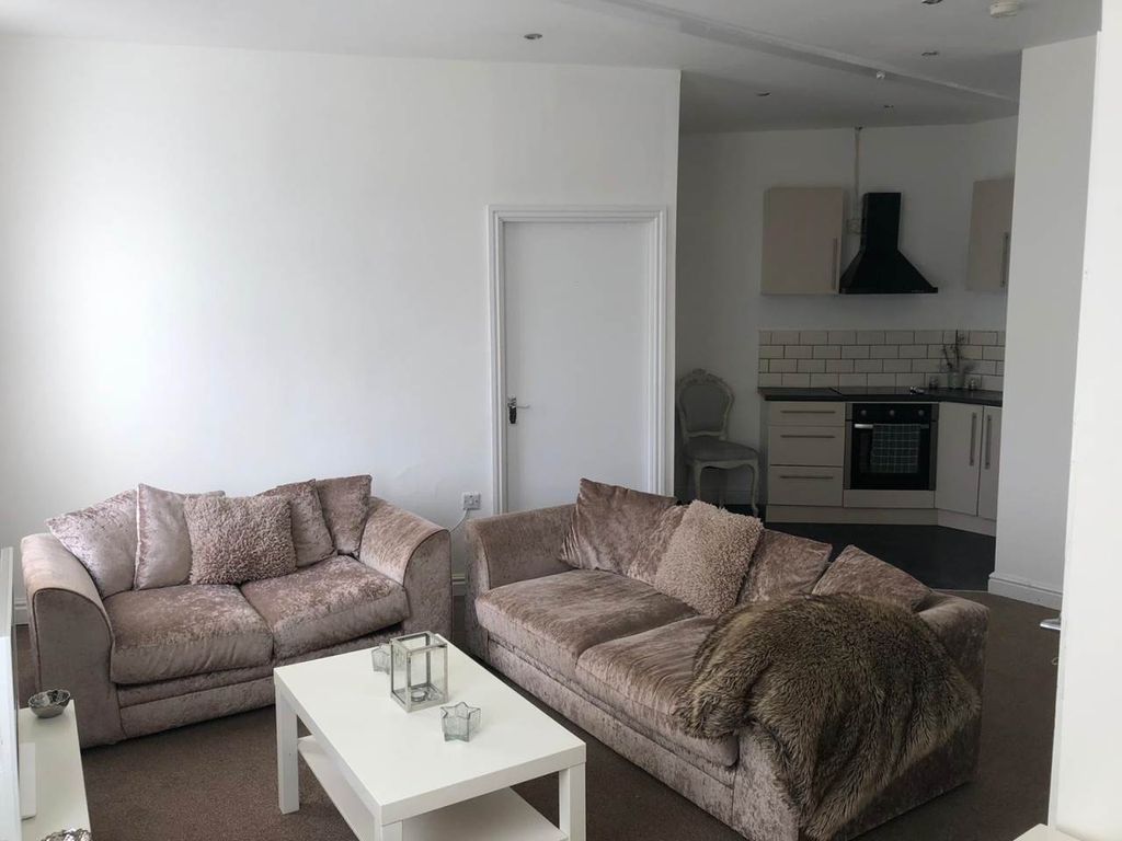 Property photo 1 of 6 274 Thronhill (Livingroom)