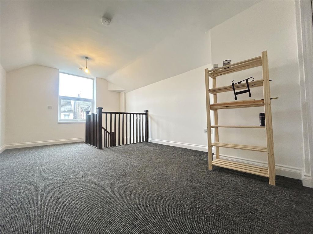 Property photo 3 of 9 Bedroom