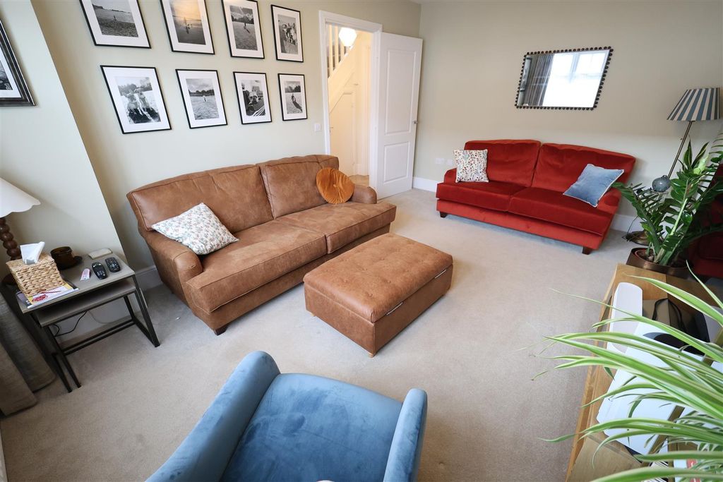 Property photo 3 of 24 Wr Lounge v.Jpg