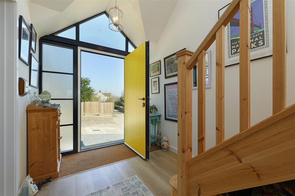 Property photo 3 of 33