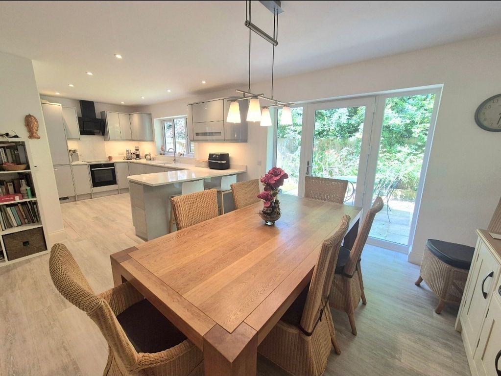 Property photo 3 of 33 Dining Kitchen