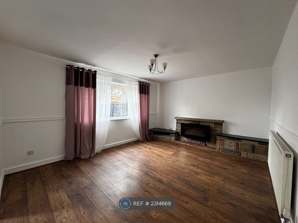 Property photo 3 of 31 Living Room