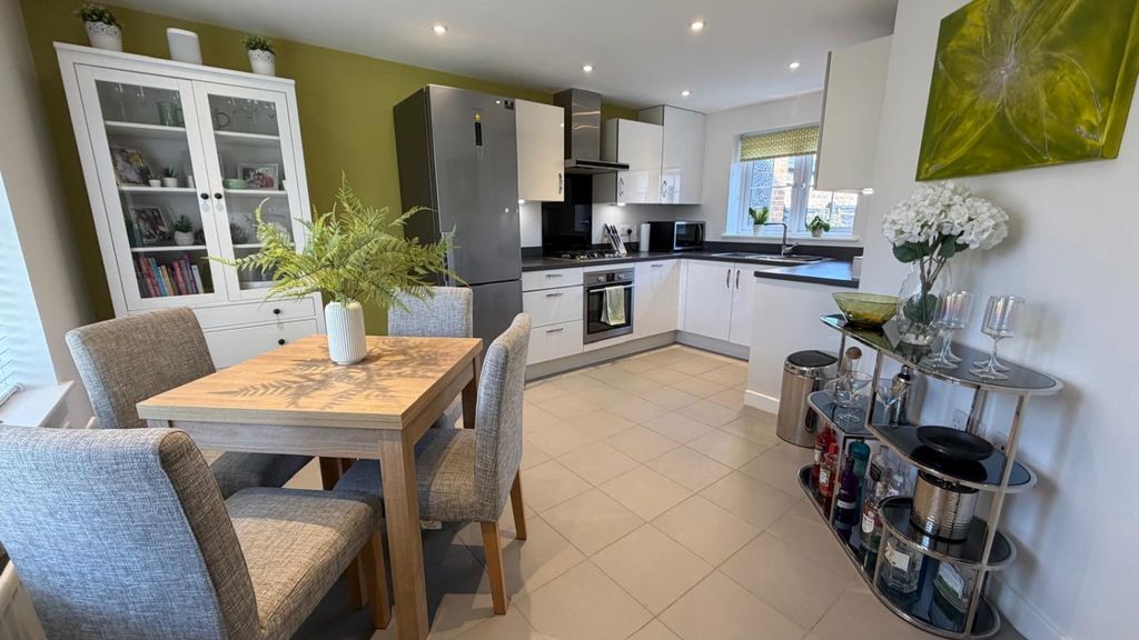 Property photo 2 of 13 Ewemove Estate Agents Basingstoke