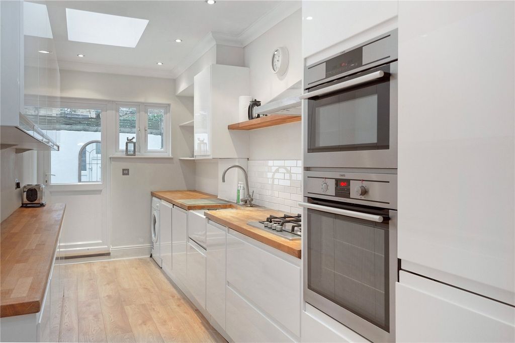 Property photo 3 of 10 Kitchen