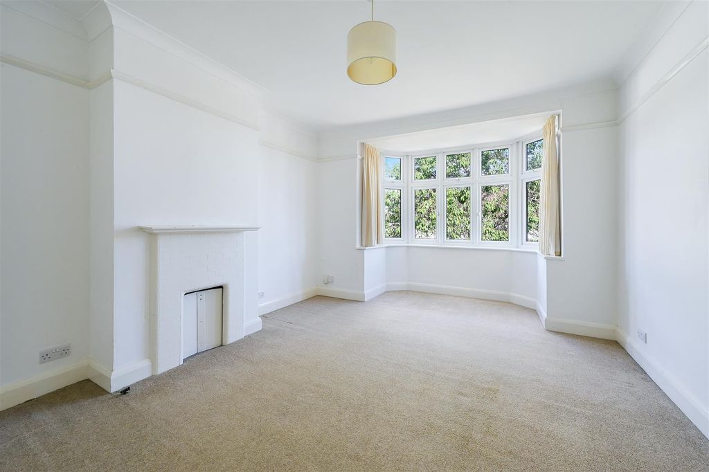 Property photo 2 of 11 Garden Close,  - (4).Jpg