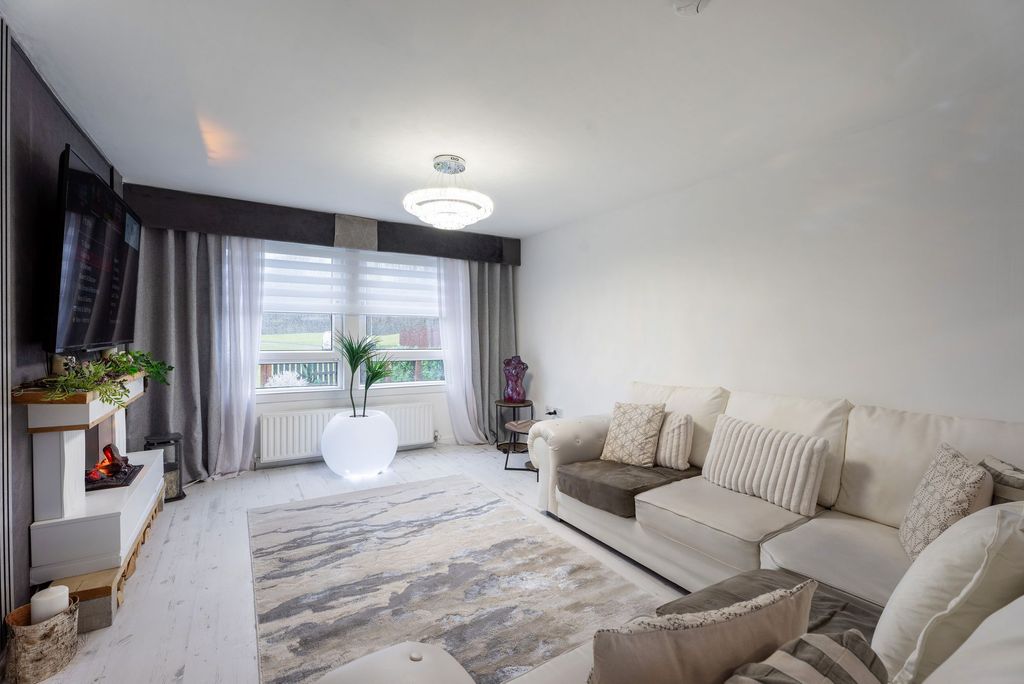 Property photo 2 of 26