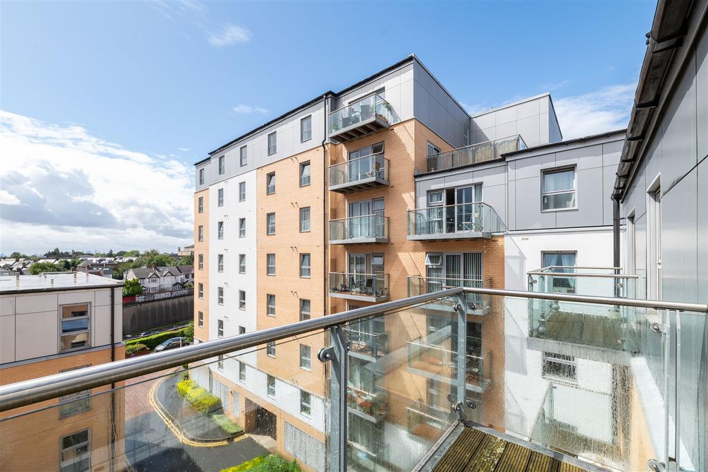 Property photo 3 of 26 Queen Mary Avenue, E18