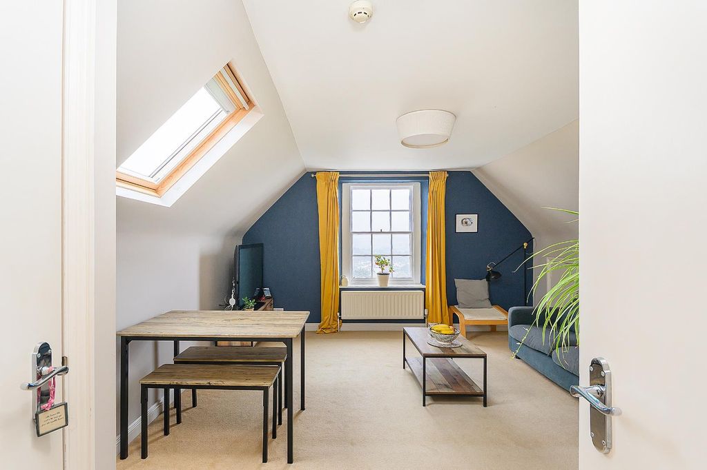 Property photo 1 of 15 F51W6R0Wot - Living Room F.Jpg