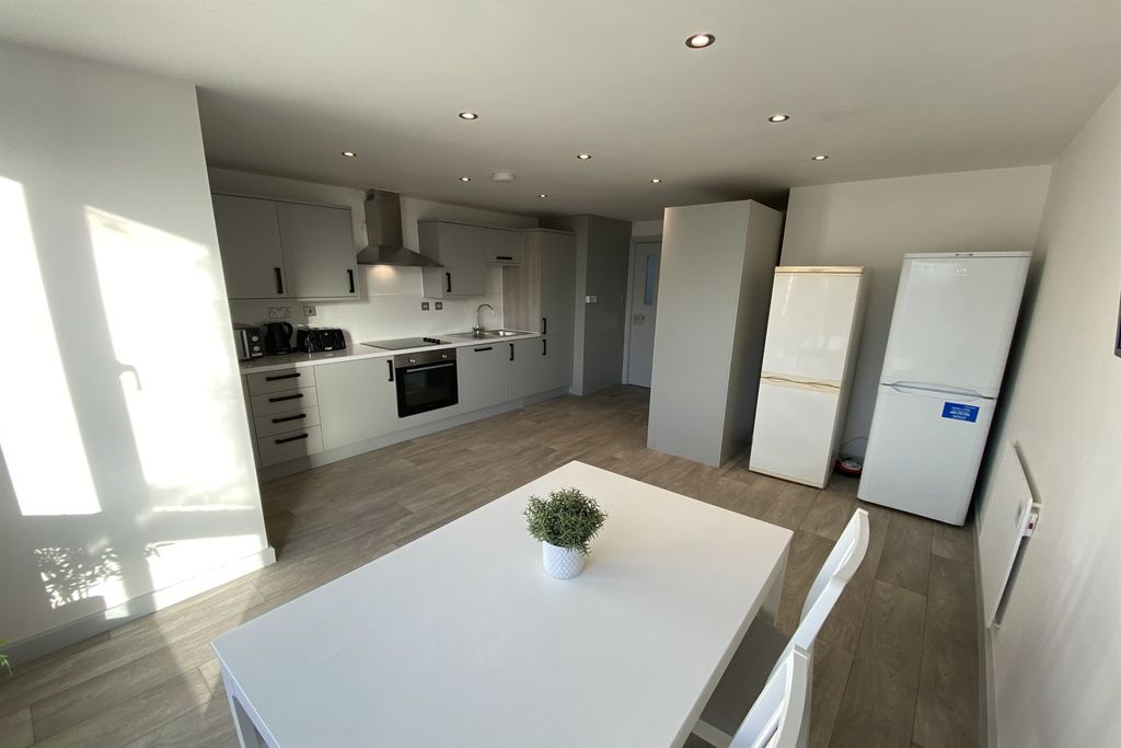 Property photo 1 of 10 (Main)