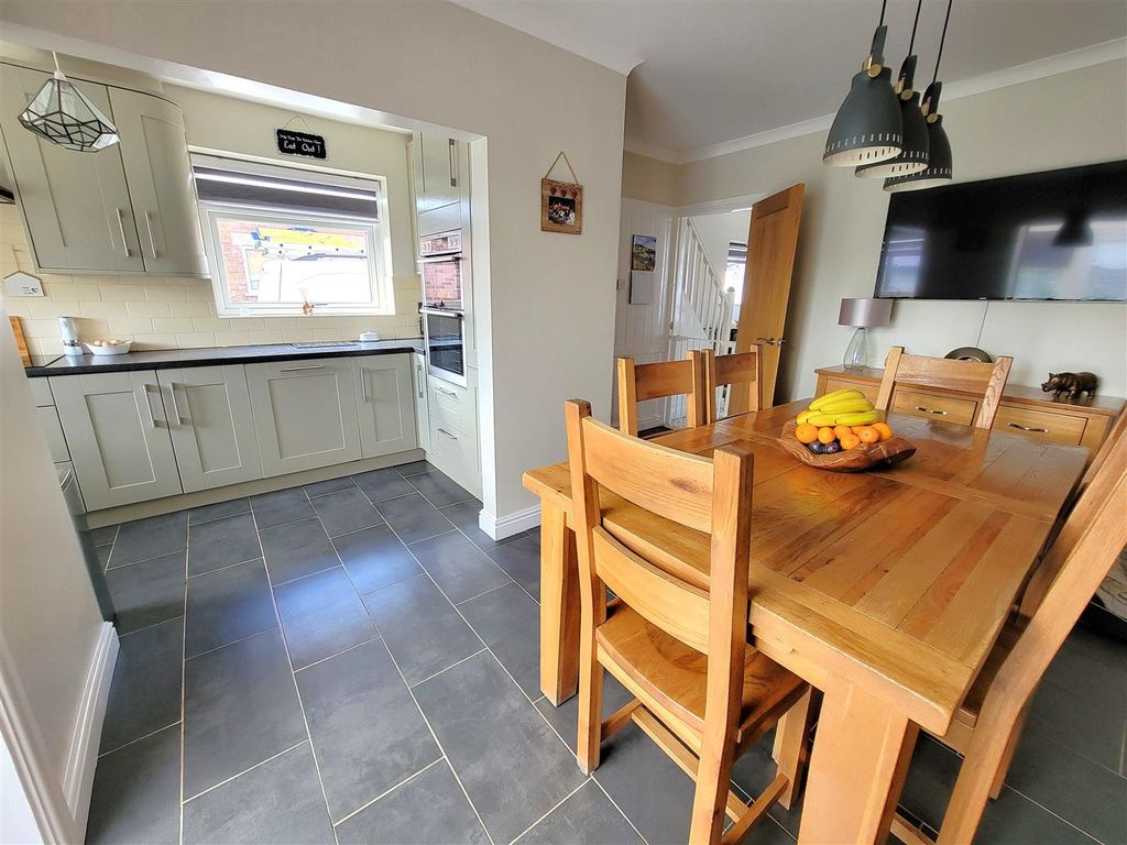 Property photo 3 of 16 Kitchen