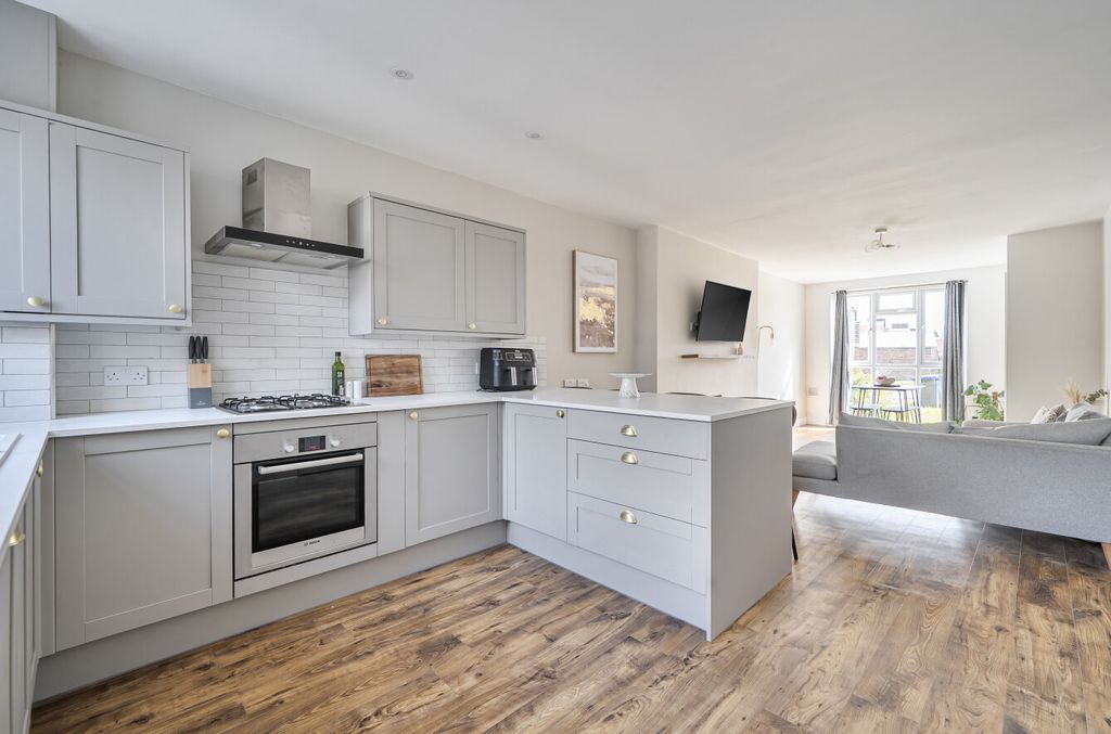 Property photo 2 of 14 1437506-18-69Ca8A...
