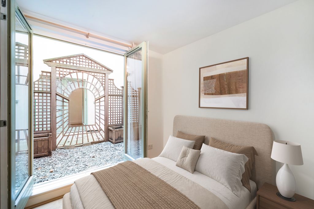 Property photo 3 of 10 99 Mews House Boxbrownie