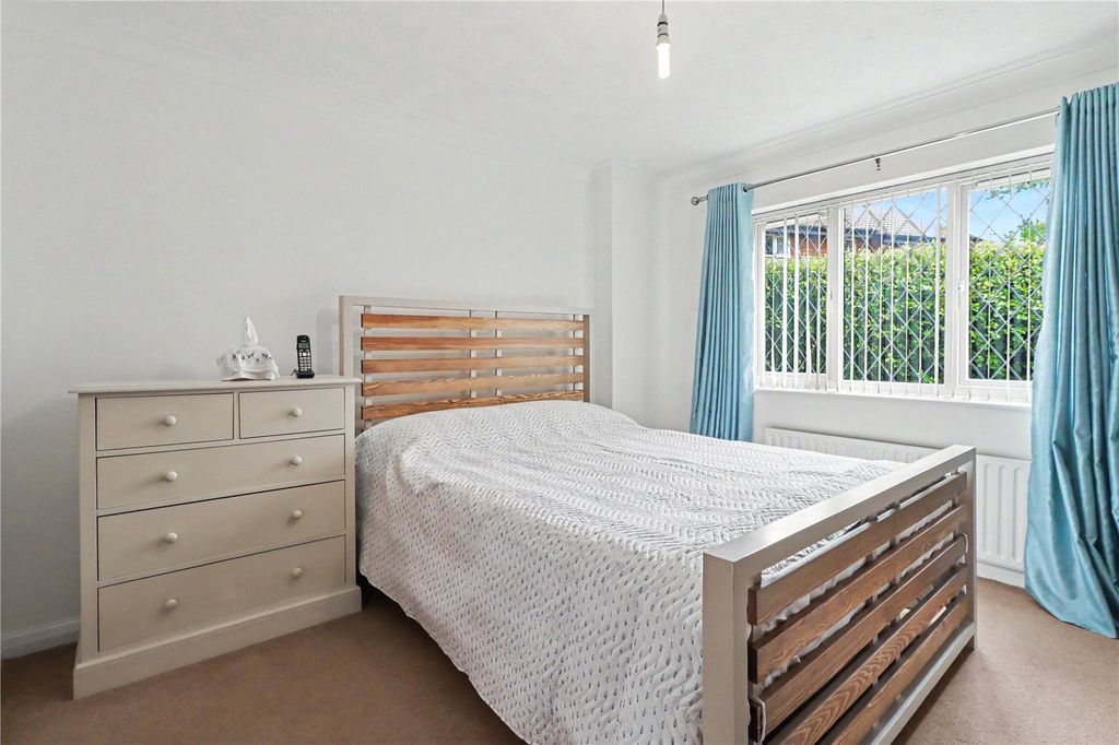 Property photo 2 of 6 Bedroom