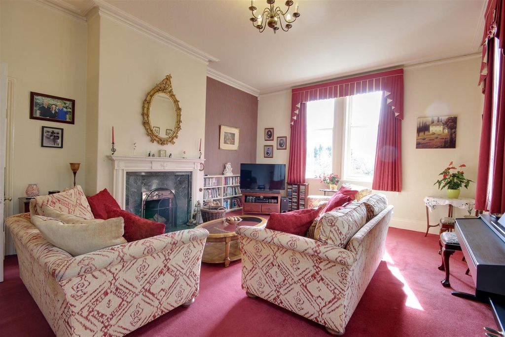 Property photo 3 of 40 Lounge