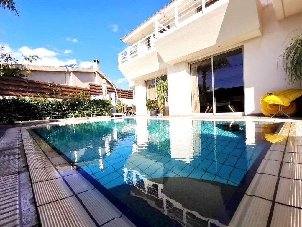 Property photo 2 of 20