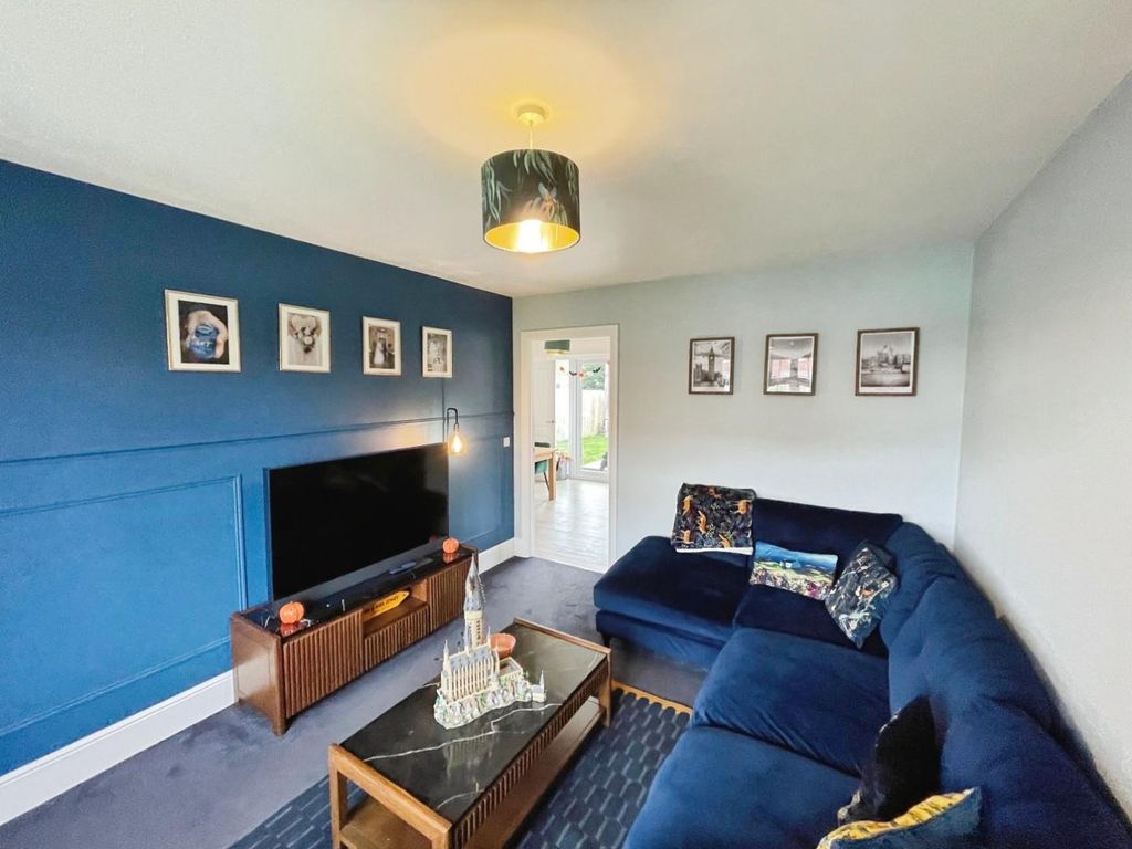 Property photo 3 of 33 Lounge