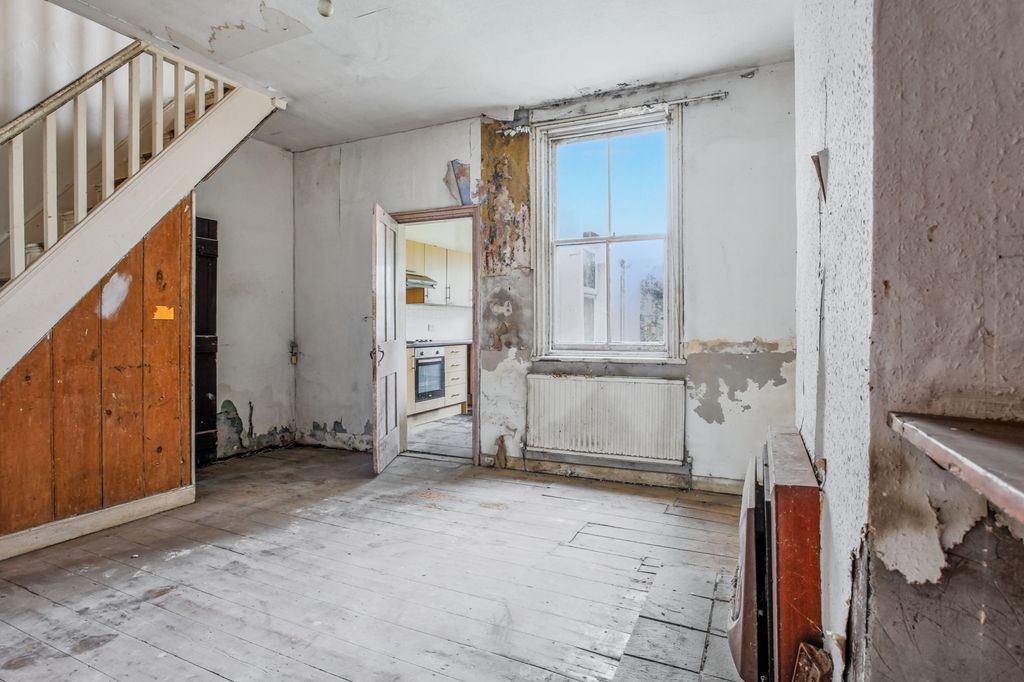 Property photo 3 of 17 Lyndhurst, Prescot Road, Melling, Liverpool, L31 1Aw