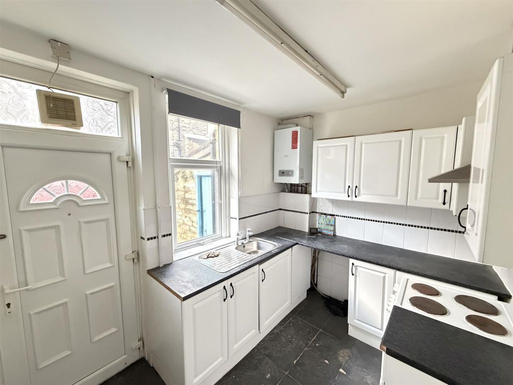 Property photo 3 of 10 Kitchen