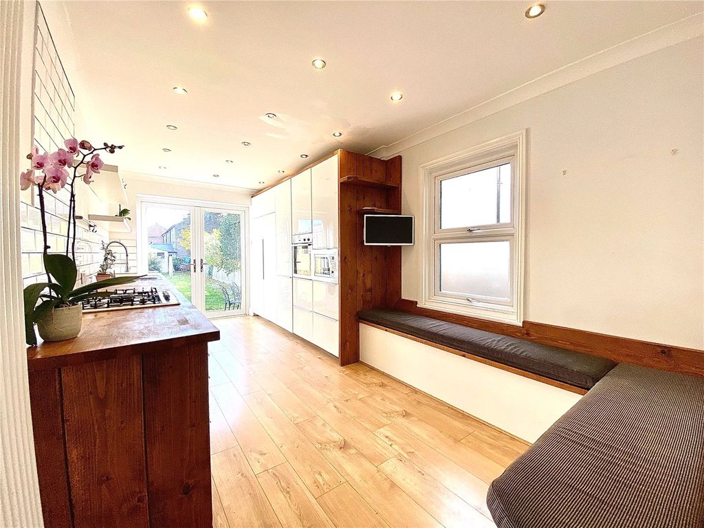 Property photo 2 of 31 Kitchen B.Fast Room