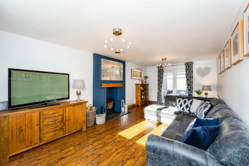 Property photo 2 of 19