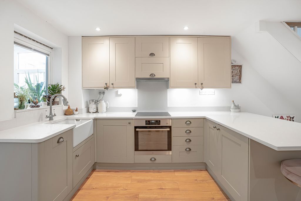 Property photo 3 of 12 Kitchen