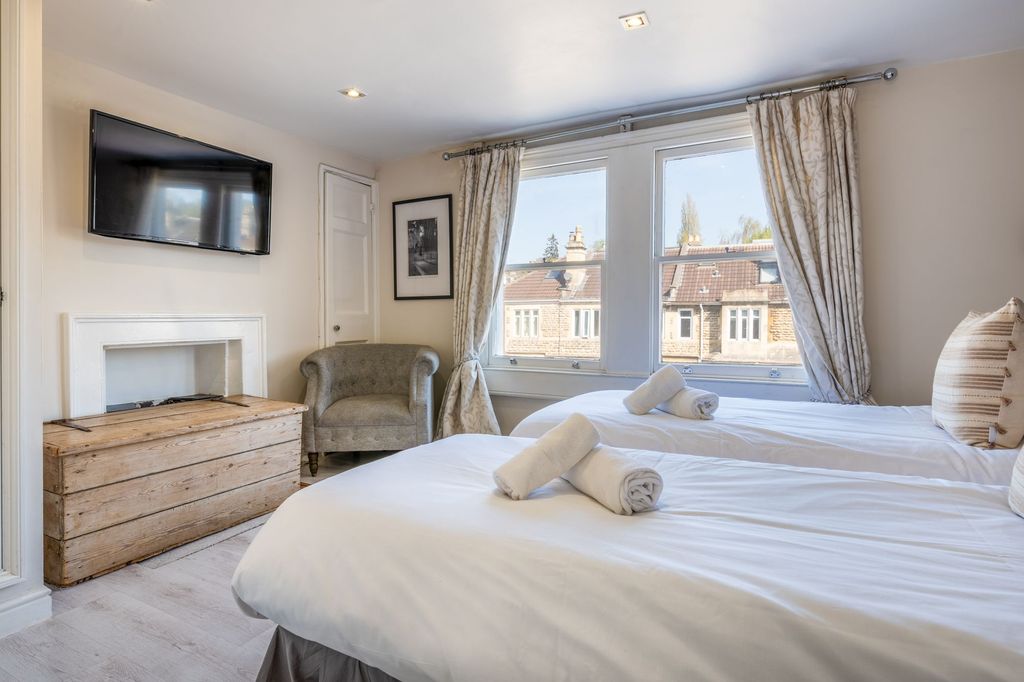 Property photo 2 of 20 Master Bedroom With En-Suite Bathroom