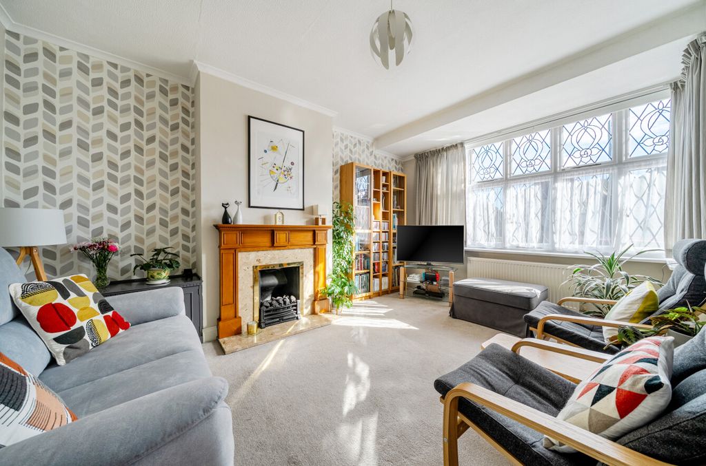 Property photo 3 of 14 Lounge3