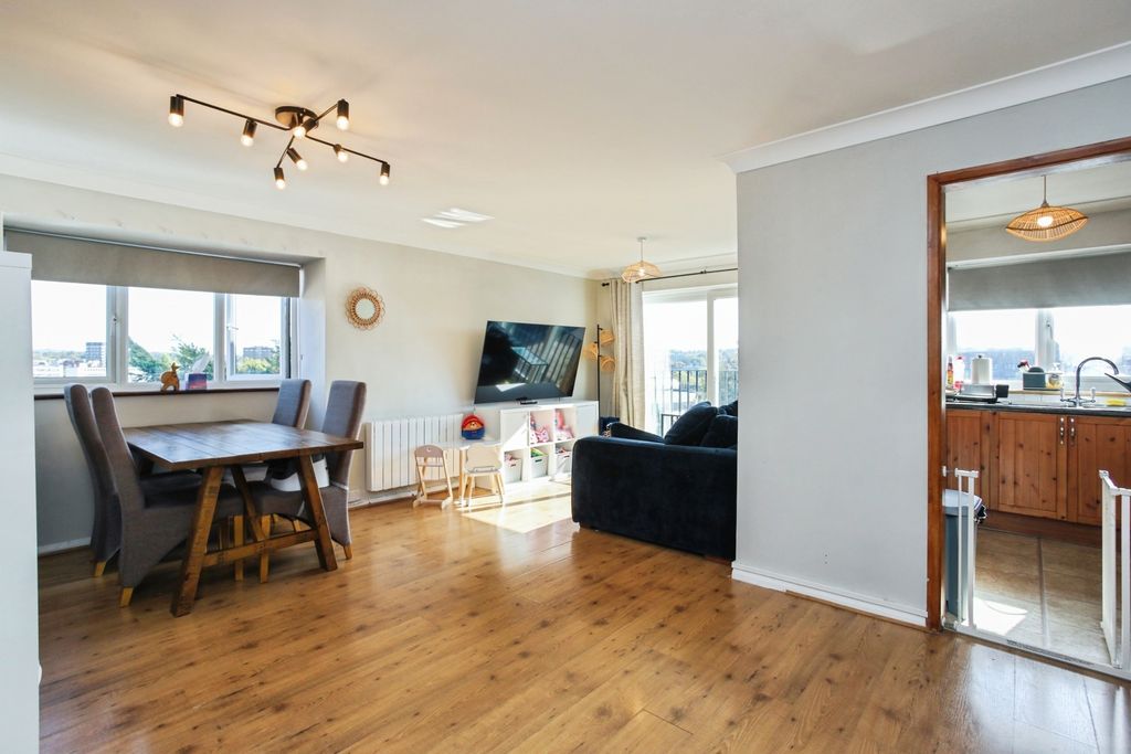 Property photo 2 of 10 Lounge