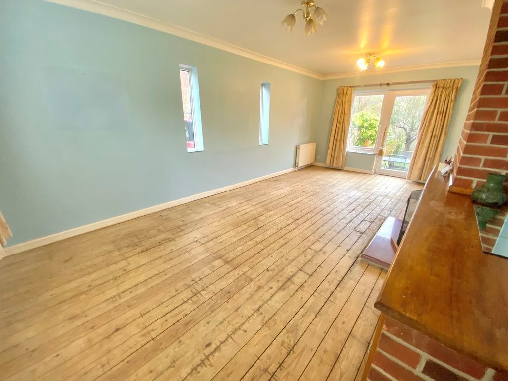 Property photo 3 of 17 Lounge