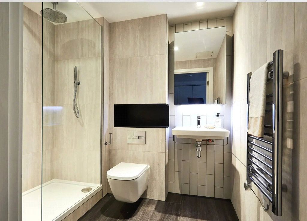 Property photo 3 of 17 Bathroom