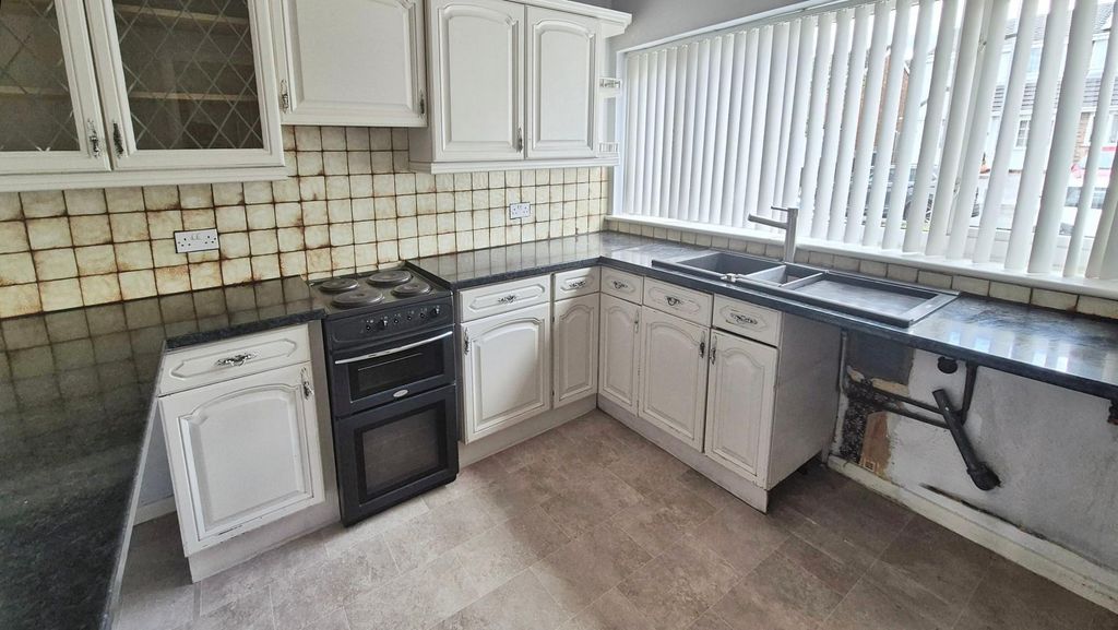 Property photo 3 of 16 Kitchen