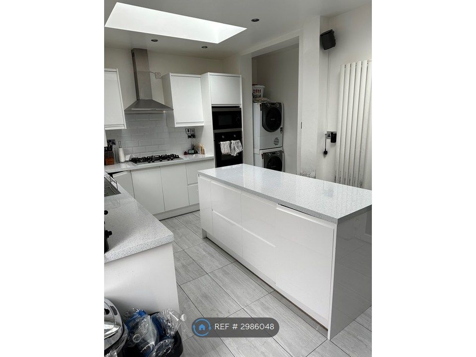 Property photo 1 of 10 Kitchen