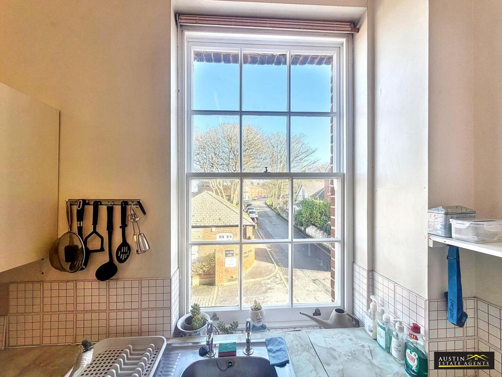 Property photo 3 of 12 Kitchen