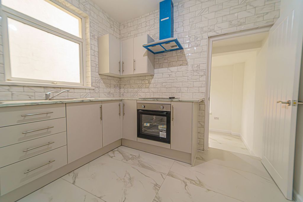 Property photo 2 of 33
