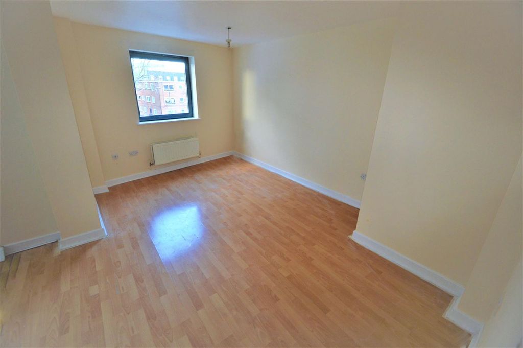 Property photo 3 of 7 Runnel Court Ig11