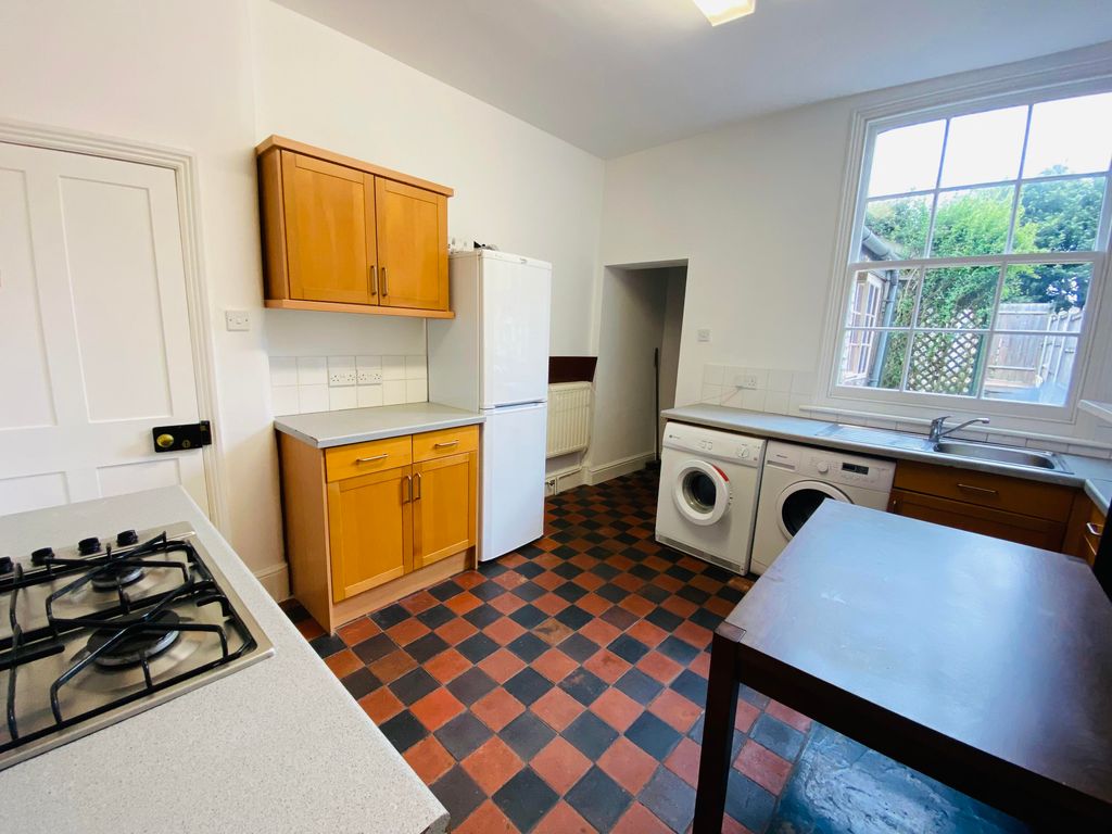 Property photo 3 of 8 Kitchen
