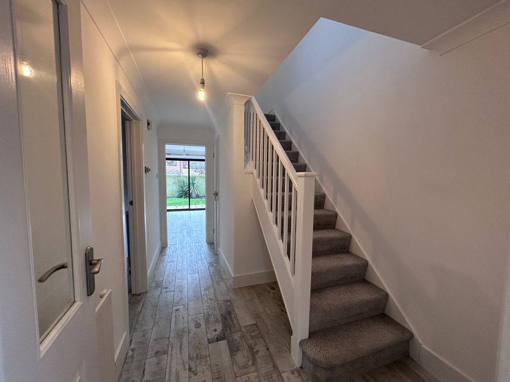 Property photo 3 of 11 Hallway