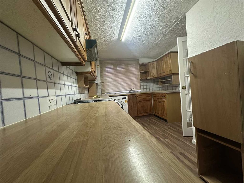 Property photo 2 of 8 Kitchen